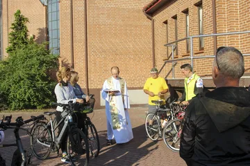 Parafianie wyruszyli w rowerową pielgrzymkę do Łomży (zdjęcia)