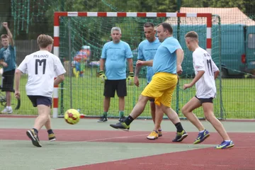 W Komorowie rywalizowali ze sobą Młodzi vs. Starzy (zdjęcia)