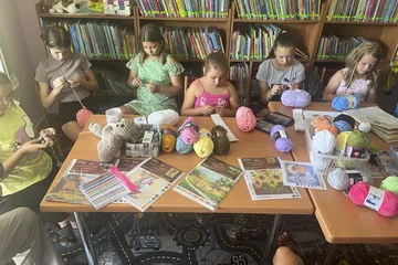 Nie tylko dla babć: Jak warsztaty rękodzieła przyciągają różne pokolenia w Szulborzu Wielkim (zdjęcia)