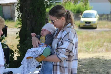 Ostrów Mazowiecka odnowiona kolorami - Mieszkańcy wspólnie malują ławki na Skwerku Obfitości (zdjęcia)