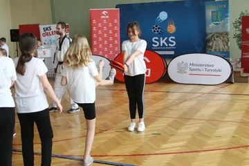 "Bądź aktywny z mistrzem" - Gwiazdy sportu inspirują młodzież w Szkole Podstawowej w Nurze (zdjęcia)