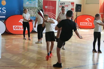 "Bądź aktywny z mistrzem" - Gwiazdy sportu inspirują młodzież w Szkole Podstawowej w Nurze (zdjęcia)