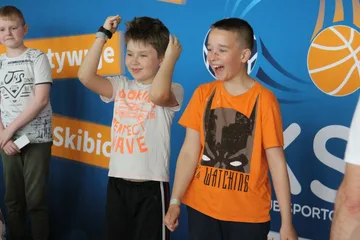 "Bądź aktywny z mistrzem" - Gwiazdy sportu inspirują młodzież w Szkole Podstawowej w Nurze (zdjęcia)