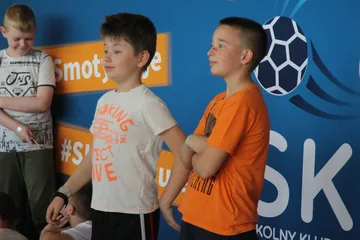 "Bądź aktywny z mistrzem" - Gwiazdy sportu inspirują młodzież w Szkole Podstawowej w Nurze (zdjęcia)