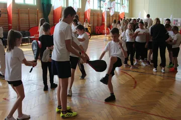 "Bądź aktywny z mistrzem" - Gwiazdy sportu inspirują młodzież w Szkole Podstawowej w Nurze (zdjęcia)