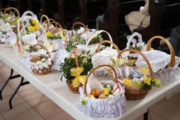 Mieszkańcy Ostrowi Mazowieckiej święcą pokarmy (zdjęcia)
