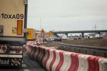 BMW zderzyło się z ciężarówką! Utrudnienia na trasie S8 w kierunku Białegostoku