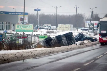 Samochód ciężarowy w rowie na ulicy Lubiejewskiej (zdjęcia)