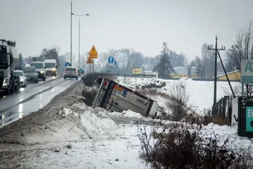 Samochód ciężarowy w rowie na ulicy Lubiejewskiej (zdjęcia)