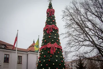 Bożonarodzeniowy klimat wkracza do Ostrowi Mazowieckiej. Pierwsze ozdoby już są! (zdjęcia)