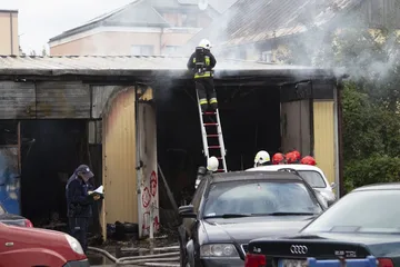 Pożar blaszanego garażu z samochodem w środku na ul. Karola Piłata! (zdjęcia)