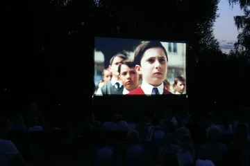 Kino plenerowe w Bogutach-Piankach. Na ekranie pojawił się film pt. "Wakacje Mikołajka" (zdjęcia)
