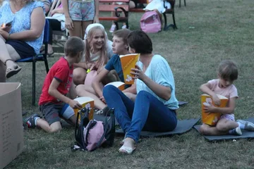 Kino plenerowe w Bogutach-Piankach. Na ekranie pojawił się film pt. "Wakacje Mikołajka" (zdjęcia)