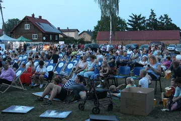 Kino plenerowe w Bogutach-Piankach. Na ekranie pojawił się film pt. "Wakacje Mikołajka" (zdjęcia)