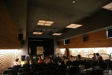 Pierwszy w ramach cyklu niedzielnych spotkań teatralnych spektakl w Bibliotece Publicznej w Broku (zdjęcia)