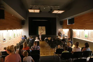 Pierwszy w ramach cyklu niedzielnych spotkań teatralnych spektakl w Bibliotece Publicznej w Broku (zdjęcia)