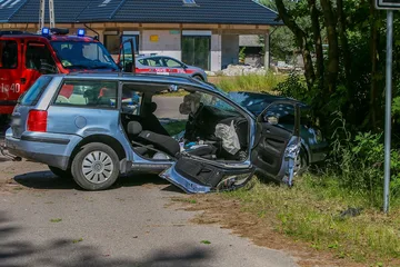 Wypadek w Starej Grabownicy. Strażacy rozcinali volkswagena (zdjęcia, aktualizacja)