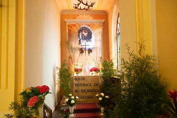 Groby Pańskie w ostrowskich parafiach oraz w kościele w Komorowie (zdjęcia)