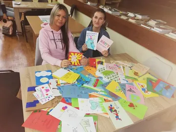 Uczniowie Kopernika z kartkami urodzinowymi dla Michała Boguckiego (zdjęcia)