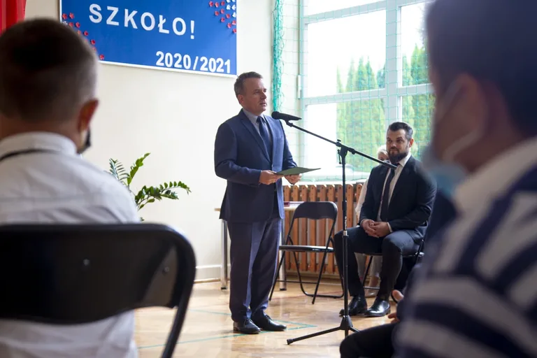 Rozpoczęcie roku szkolnego w "czwórce" (zdjęcia, wideo)