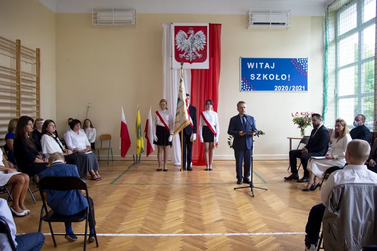 Rozpoczęcie roku szkolnego w "czwórce" (zdjęcia, wideo)