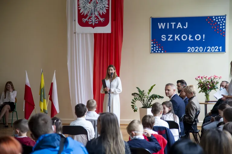 Rozpoczęcie roku szkolnego w "czwórce" (zdjęcia, wideo)