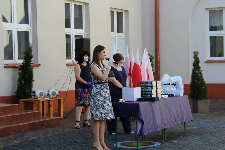 Pożegnanie uczniów w ostrowskiej "jedynce" (zdjęcia)