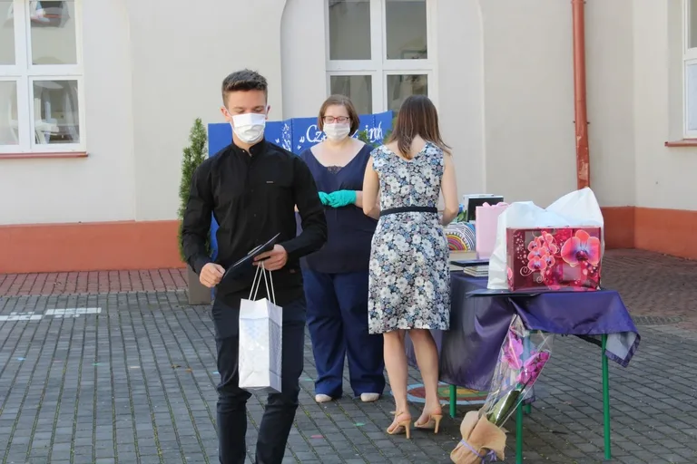 Pożegnanie uczniów w ostrowskiej "jedynce" (zdjęcia)