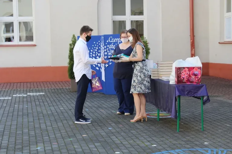 Pożegnanie uczniów w ostrowskiej "jedynce" (zdjęcia)