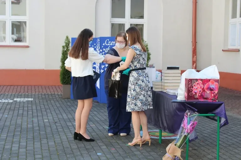 Pożegnanie uczniów w ostrowskiej "jedynce" (zdjęcia)
