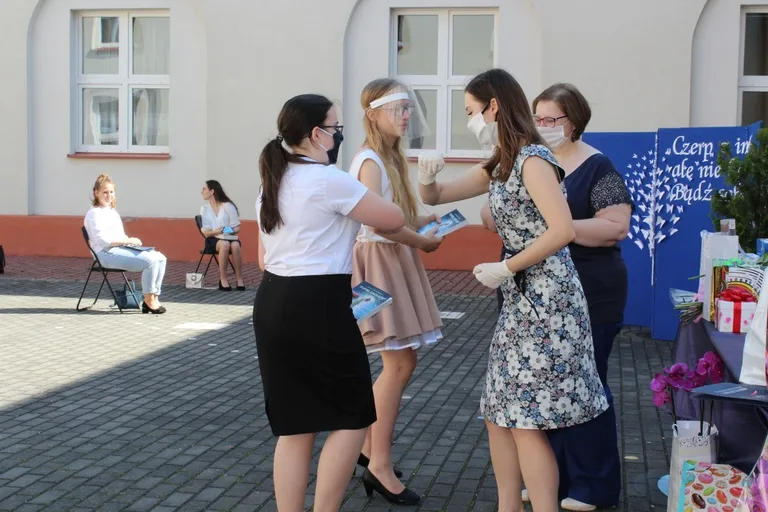 Pożegnanie uczniów w ostrowskiej "jedynce" (zdjęcia)