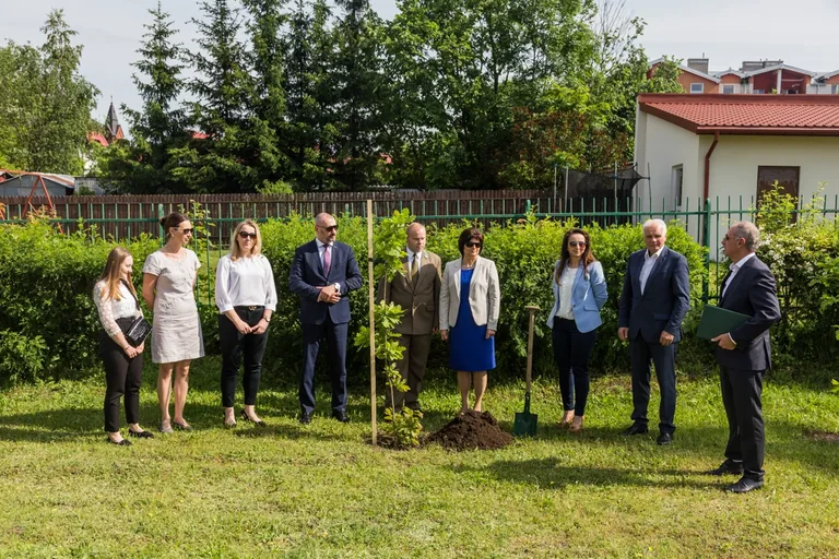 Aleja Dębów powstała na terenie "Ekonomika" (zdjęcia)