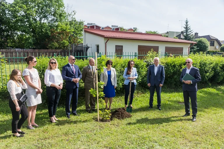 Aleja Dębów powstała na terenie "Ekonomika" (zdjęcia)