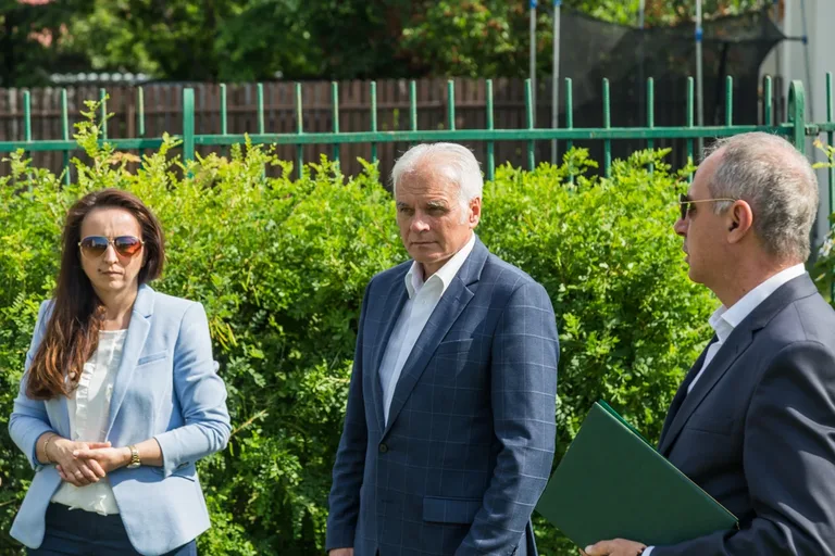Aleja Dębów powstała na terenie "Ekonomika" (zdjęcia)