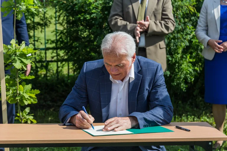 Aleja Dębów powstała na terenie "Ekonomika" (zdjęcia)
