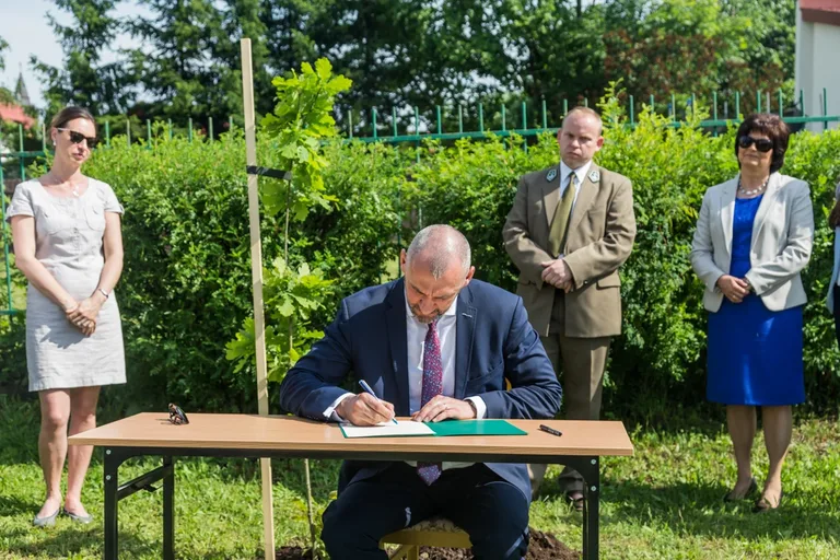 Aleja Dębów powstała na terenie "Ekonomika" (zdjęcia)