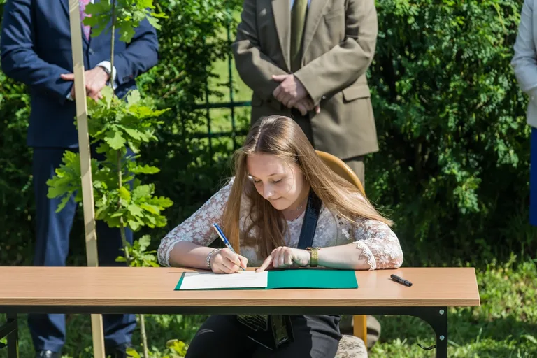 Aleja Dębów powstała na terenie "Ekonomika" (zdjęcia)