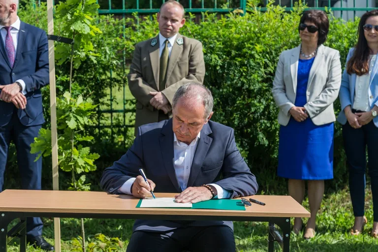 Aleja Dębów powstała na terenie "Ekonomika" (zdjęcia)