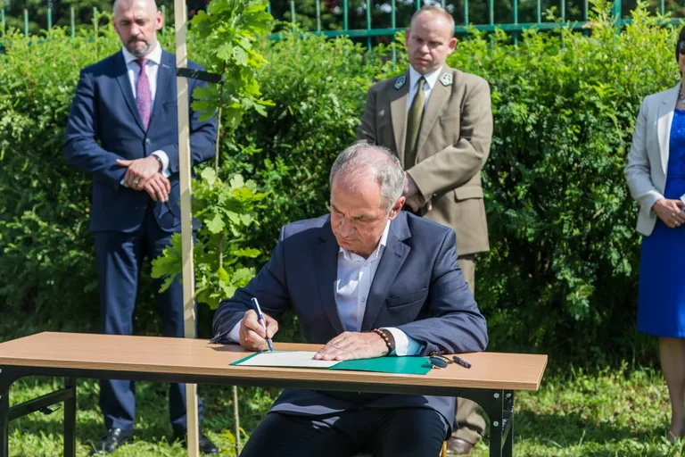 Aleja Dębów powstała na terenie "Ekonomika" (zdjęcia)