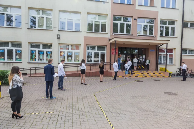 Ósmoklasiści dziś mierzą się z matematyką (zdjęcia)