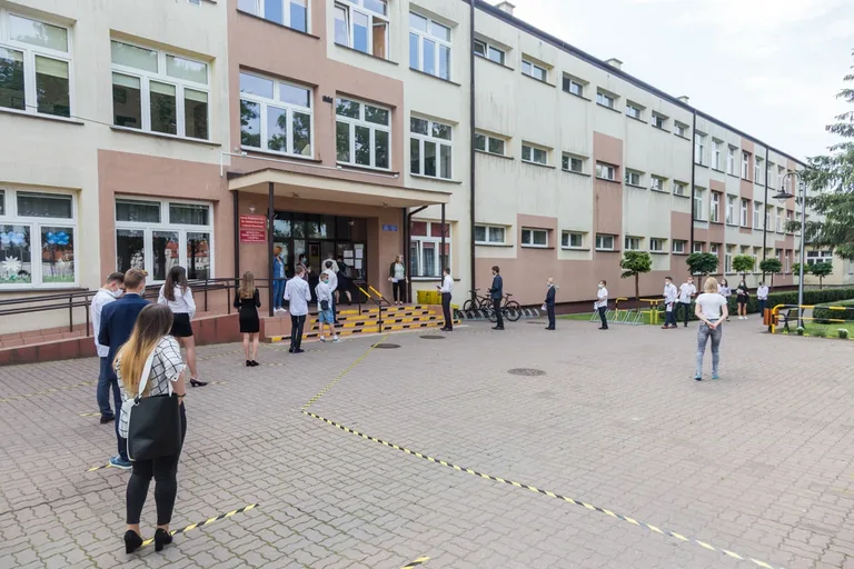Ósmoklasiści dziś mierzą się z matematyką (zdjęcia)