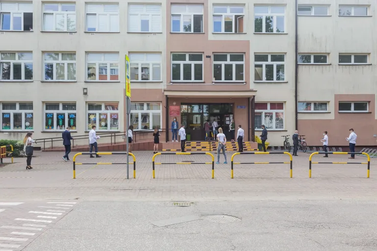 Ósmoklasiści dziś mierzą się z matematyką (zdjęcia)