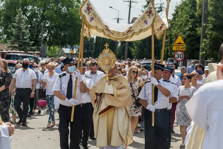 Procesje Bożego Ciała przeszły ulicami miasta (zdjęcia, wideo)
