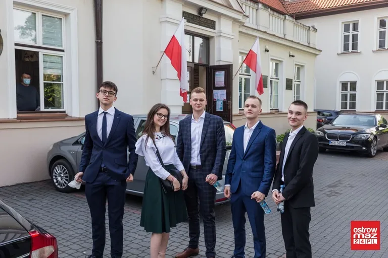 Ostrowscy maturzyści przystąpili do egzaminu dojrzałości (zdjęcia)