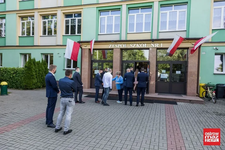 Ostrowscy maturzyści przystąpili do egzaminu dojrzałości (zdjęcia)