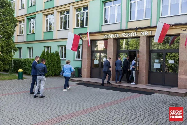Ostrowscy maturzyści przystąpili do egzaminu dojrzałości (zdjęcia)