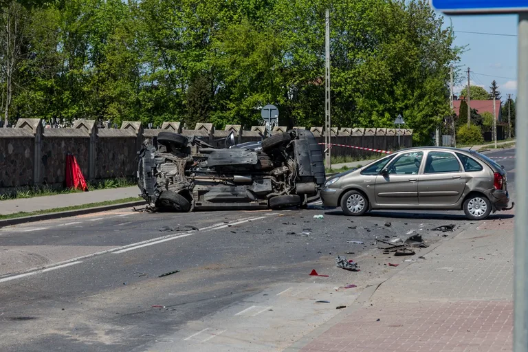 Tragiczny wypadek na Lubiejewskiej, dwie osoby nie żyją, trzy trafiły do szpitala. Sprawca wypadku uciekł z miejsca zdarzenia