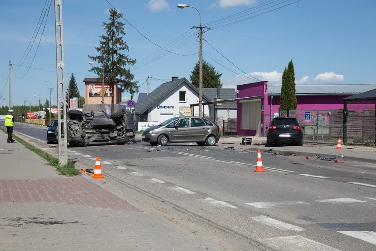 Tragiczny wypadek na Lubiejewskiej, dwie osoby nie żyją, trzy trafiły do szpitala. Sprawca wypadku uciekł z miejsca zdarzenia