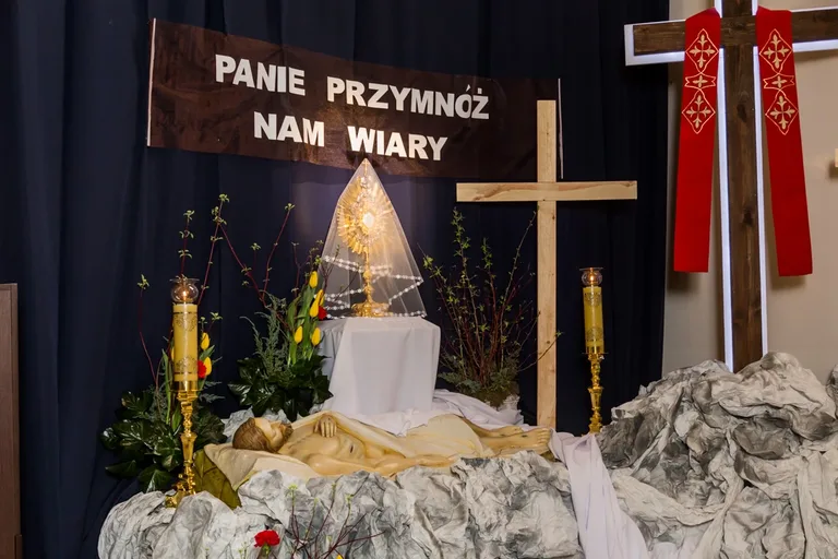 Wielkanoc 2020. Groby Pańskie w ostrowskich parafiach (zdjęcia)