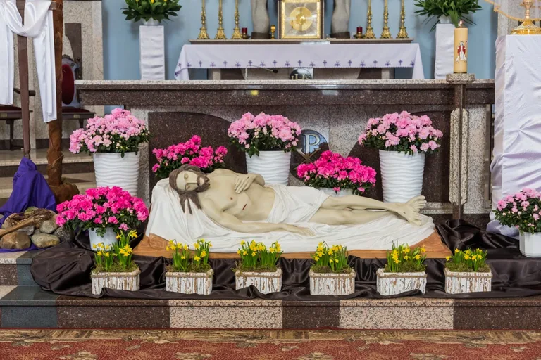 Wielkanoc 2020. Groby Pańskie w ostrowskich parafiach (zdjęcia)